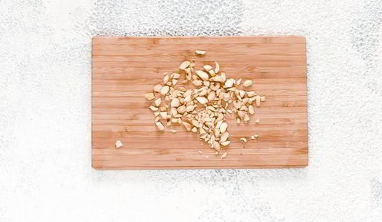 кулич с цукатами, миндалем и изюмом