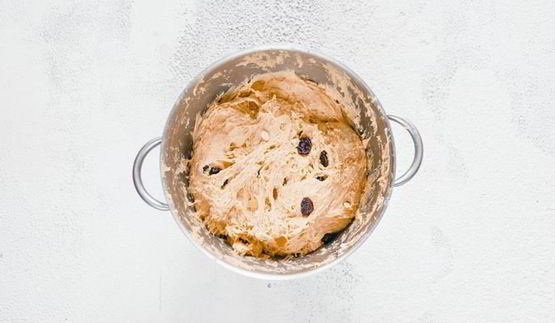 кулич с цукатами, миндалем и изюмом