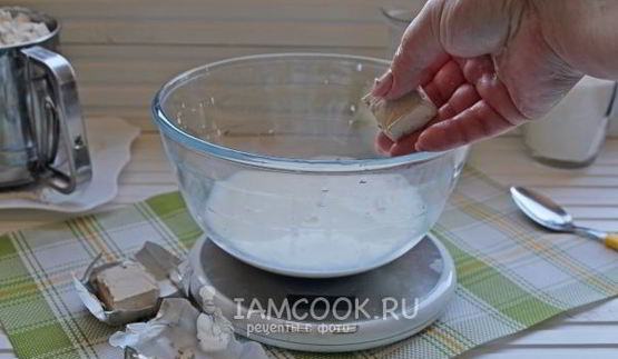 кулич с вяленой вишней и миндалем