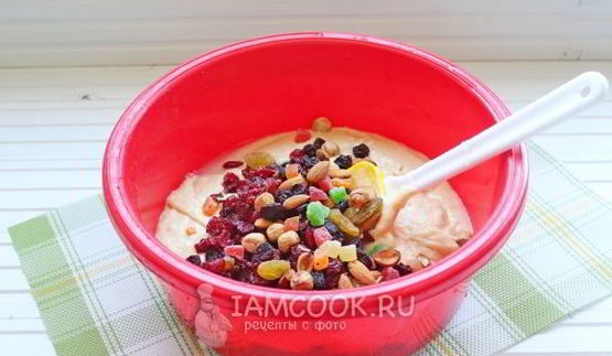 кулич с вяленой вишней и миндалем