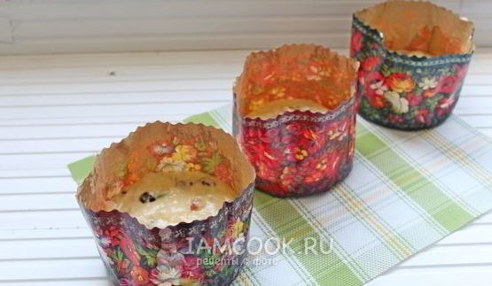 кулич с вяленой вишней и миндалем