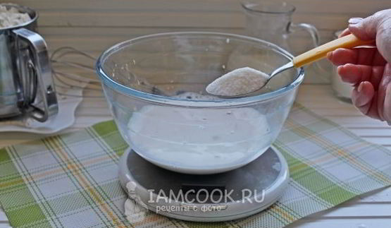 кулич с вяленой вишней и миндалем