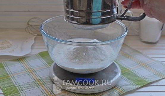 кулич с вяленой вишней и миндалем