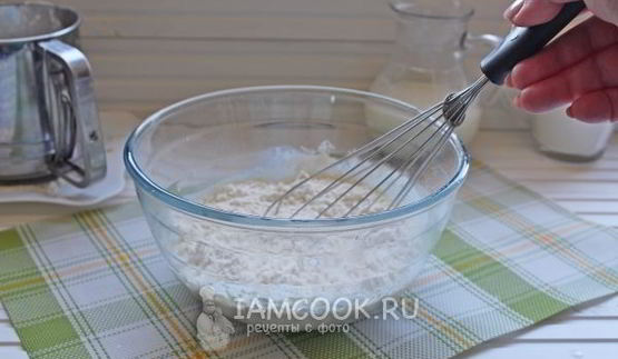 кулич с вяленой вишней и миндалем