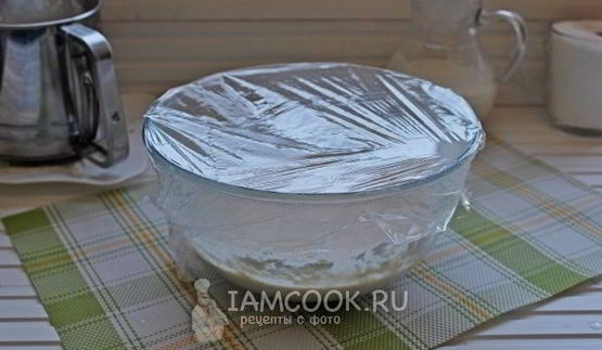 кулич с вяленой вишней и миндалем