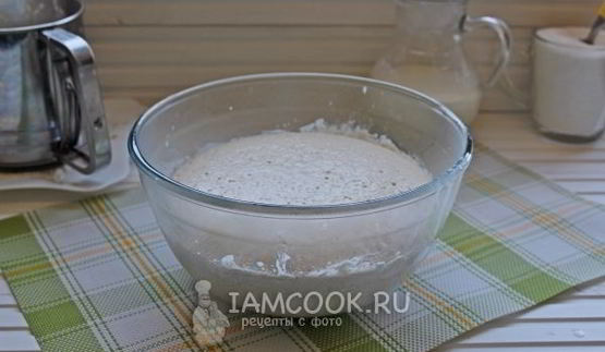 кулич с вяленой вишней и миндалем