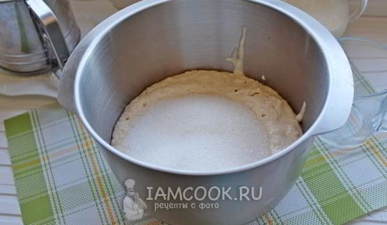 кулич с вяленой вишней и миндалем