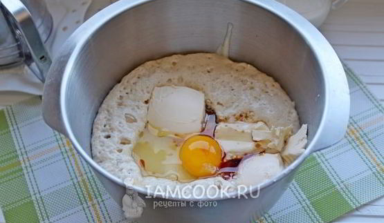 кулич с вяленой вишней и миндалем