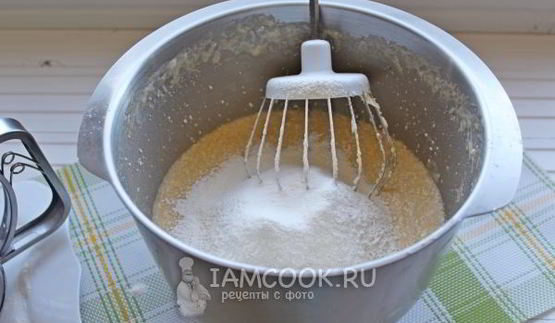 кулич с вяленой вишней и миндалем