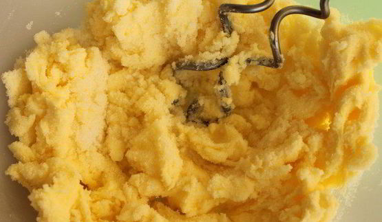 куличи с апельсиновой цедрой и вяленой клюквой