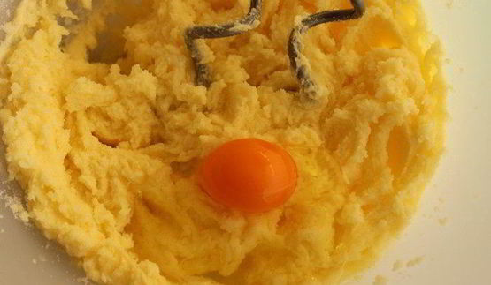 куличи с апельсиновой цедрой и вяленой клюквой