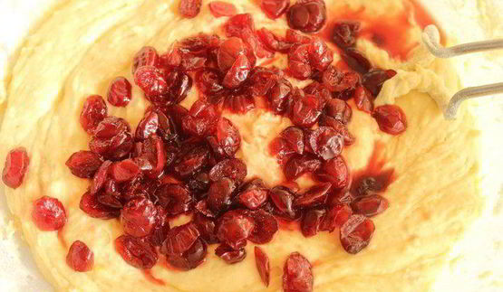 куличи с апельсиновой цедрой и вяленой клюквой