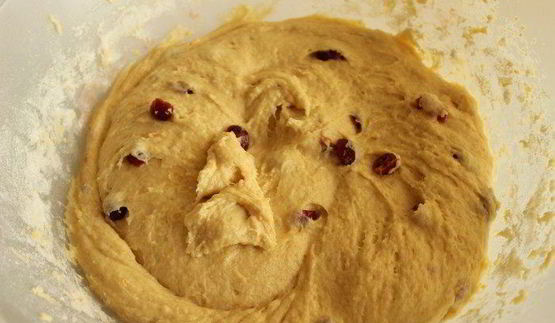 куличи с апельсиновой цедрой и вяленой клюквой