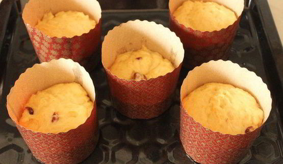 куличи с апельсиновой цедрой и вяленой клюквой