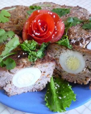 Мясное пасхальное кольцо с яйцами