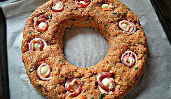 пасхальное мясное кольцо с перепелиными яйцами по-польски