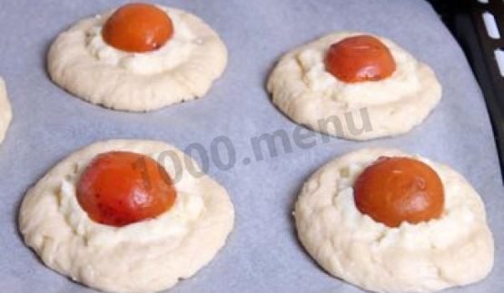 пасхальные булочки с кремом и абрикосами