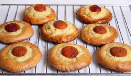 пасхальные булочки с кремом и абрикосами