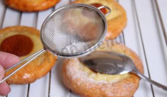 пасхальные булочки с кремом и абрикосами