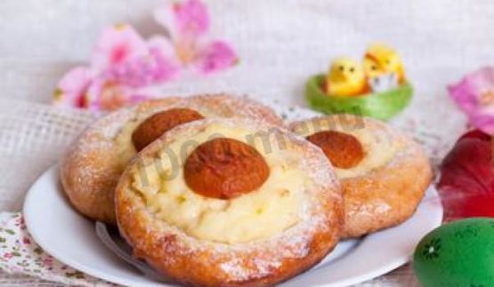 пасхальные булочки с кремом и абрикосами