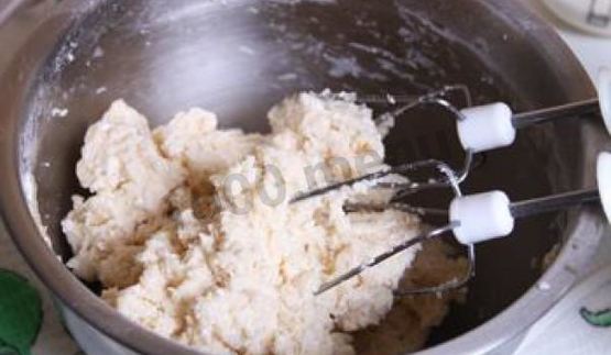 пасхальные булочки с кремом и абрикосами