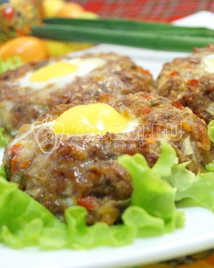 Рецепт пасхальных мясных колечек с яйцом