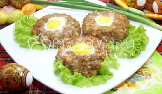 пасхальные мясные колечки с яйцом