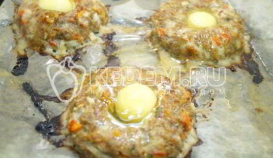 пасхальные мясные колечки с яйцом