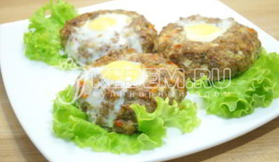 пасхальные мясные колечки с яйцом