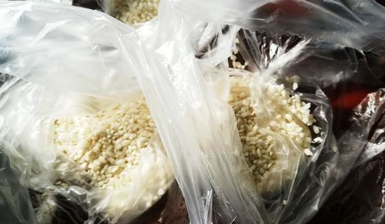 пасхальные яйца окрашенные цветным рисом