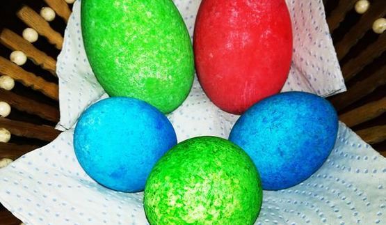 пасхальные яйца окрашенные цветным рисом