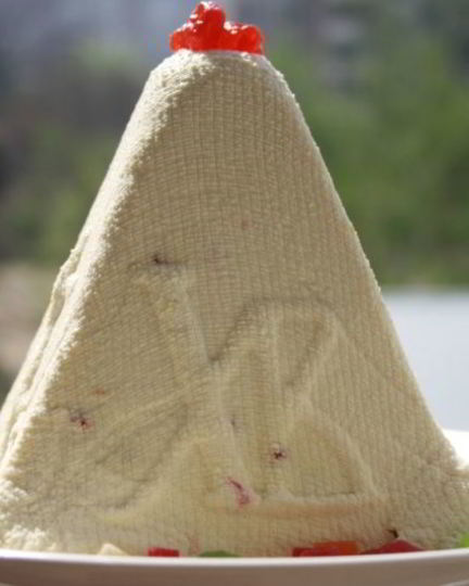 Рецепт сырой творожной пасхи с цукатами и вяленой вишней