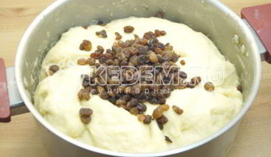 вкусный пасхальный кулич с изюмом