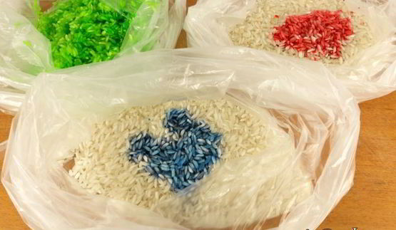 яйца пасхальные окрашенные цветным рисом