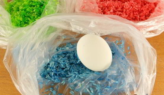 яйца пасхальные окрашенные цветным рисом