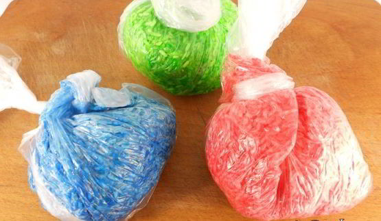 яйца пасхальные окрашенные цветным рисом