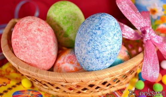 яйца пасхальные окрашенные цветным рисом