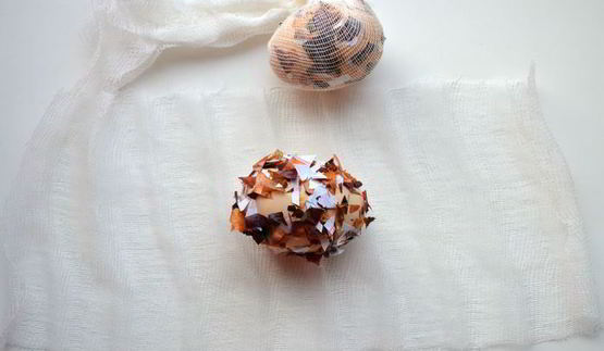 яйца варенные в луковой шелухе