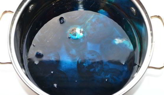 яйца варенные в луковой шелухе