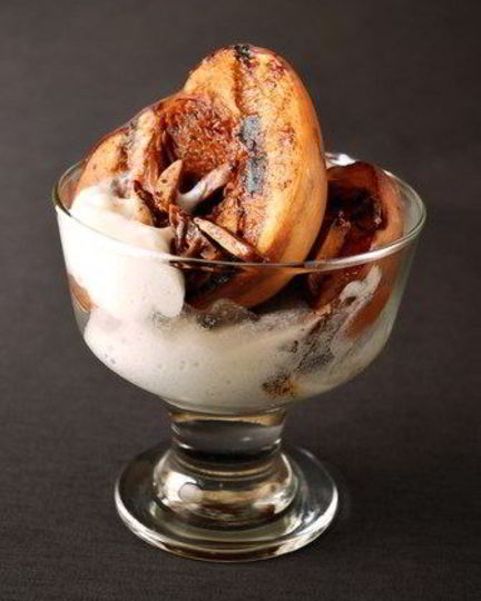 Рецепт персиков на гриле в темном роме с карамельным мороженым