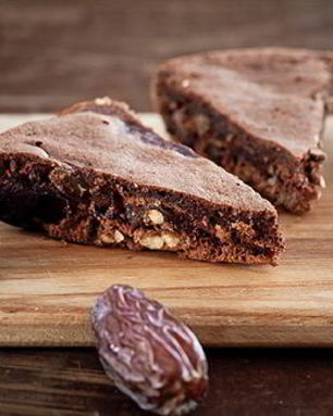 Пудинг с финиками и грецкими орехами в мультиварке