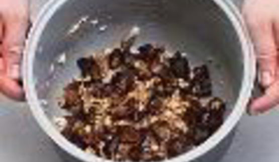 пудинг с финиками и грецкими орехами в мультиварке