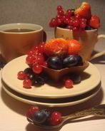 Шоколадные корзиночки с мюсли и ягодами