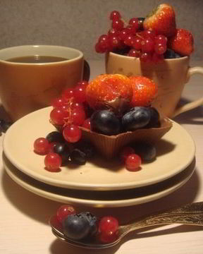 Шоколадные корзиночки с мюсли и ягодами