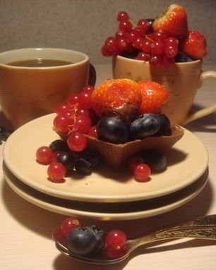 Шоколадные корзиночки с мюсли и ягодами