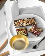 Шоколадные плитки с кешью, барбарисом и розовым перцем