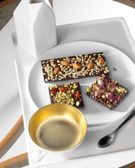 Рецепт шоколадных плиток с кешью, барбарисом и розовым перцем