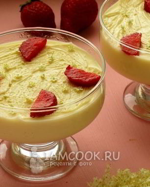 Сливочный пудинг с цветами бузины