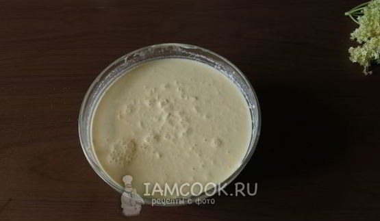 сливочный пудинг с цветами бузины