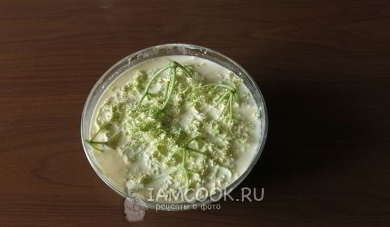 сливочный пудинг с цветами бузины